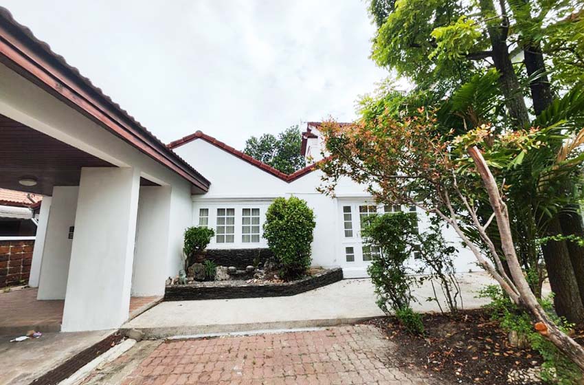 House with Shared Pool in Srinakarin 